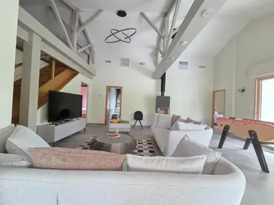 Télévision ou salle de divertissement dans l'établissement Villa d'Exception avec Hammam et Sauna à Saint-Brevin-l’Océan - FR-1-364-179