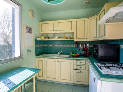 Cuisine ou kitchenette dans l'établissement Holiday Home La Bruyère by Interhome