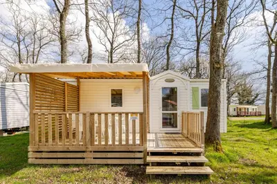 Jardin de l'établissement Mobil home climatisé, Wi-Fi, 30 minutes du Puy duFou, proche de la piscine