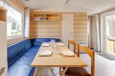 Coin salon dans l'établissement Mobil home climatisé, Wi-Fi, 30 minutes du Puy duFou, proche de la piscine