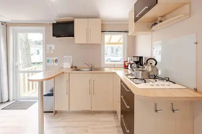 Cuisine ou kitchenette dans l'établissement Mobil home climatisé, Wi-Fi, 30 minutes du Puy duFou, proche de la piscine