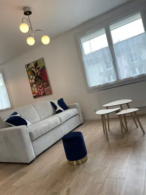 Coin salon dans l'établissement Appartement terrasse 4 à 6 adultes linge compris Les Epesses 3 min du parc PUY DU F0U