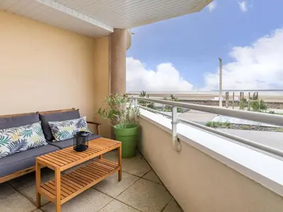 Balcon ou terrasse dans l'établissement Bel appartement en bord de mer avec terrasse et parking - FR-1-306-1298