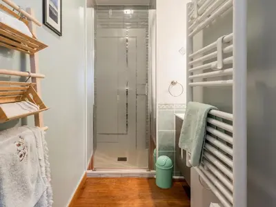 Salle de bains dans l'établissement Bel appartement en bord de mer avec terrasse et parking - FR-1-306-1298