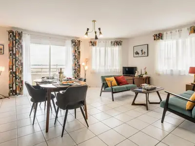 Coin salon dans l'établissement Bel appartement en bord de mer avec terrasse et parking - FR-1-306-1298