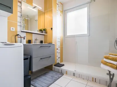 Salle de bains dans l'établissement Appartement rénové, lumineux proche plage avec parking - FR-1-306-1299