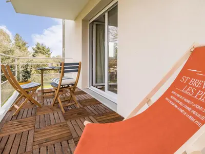 Balcon ou terrasse dans l'établissement Appartement rénové, lumineux proche plage avec parking - FR-1-306-1299