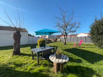 Jardin de l'établissement Maison avec véranda, jardin clos, 2 chambres - Proche centre et océan - FR-1-224C-338