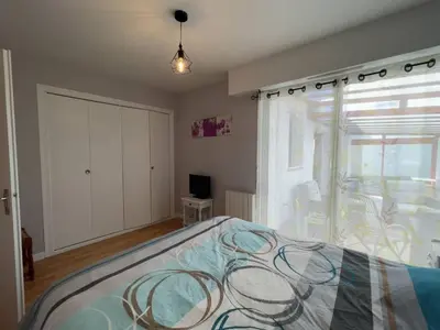 Un ou plusieurs lits dans un hébergement de l'établissement Maison avec véranda, jardin clos, 2 chambres - Proche centre et océan - FR-1-224C-338