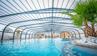 Piscine de l'établissement ZEcamping parc aquatique pet friendly club enfant ou située à proximité