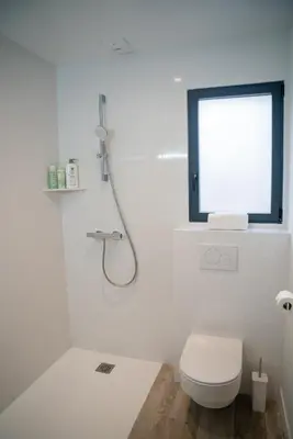 Salle de bains dans l'établissement Projecteur sur ma bulle - Studio Viens dans ma bulle avec JACUZZI privé