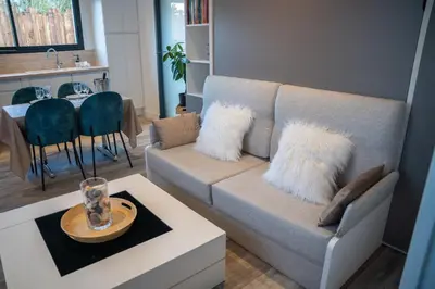 Coin salon dans l'établissement Projecteur sur ma bulle - Studio Viens dans ma bulle avec JACUZZI privé