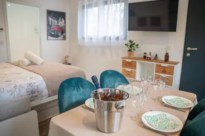 Un ou plusieurs lits dans un hébergement de l'établissement Projecteur sur ma bulle - Studio Viens dans ma bulle avec JACUZZI privé