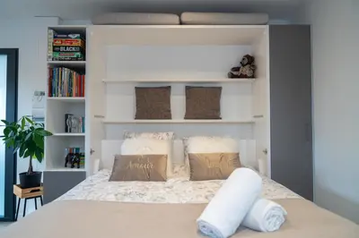 Un ou plusieurs lits dans un hébergement de l'établissement Projecteur sur ma bulle - Studio Viens dans ma bulle avec JACUZZI privé
