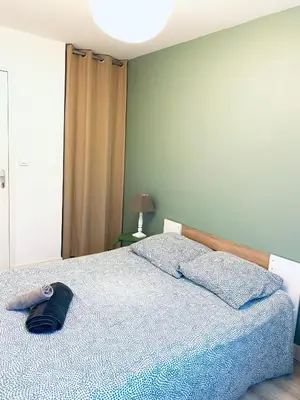 Un ou plusieurs lits dans un hébergement de l'établissement Appartements à Saint Nazaire, parking gratuit