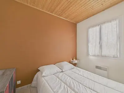 Un ou plusieurs lits dans un hébergement de l'établissement Jolie maison avec extérieur pour 6 proche mer