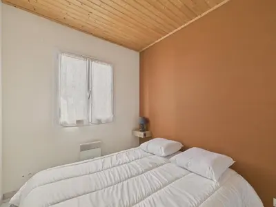 Un ou plusieurs lits dans un hébergement de l'établissement Jolie maison avec extérieur pour 6 proche mer