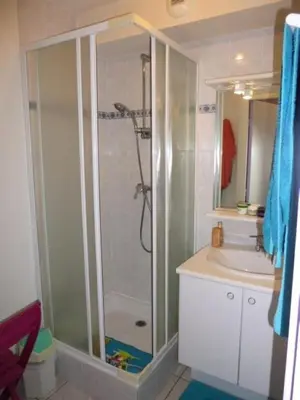Salle de bains dans l'établissement Résidence Argos - Location de Vacances - PORNICHET - 2 pièces - 021 - 60409 MAE-7411