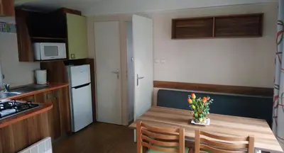 Cuisine ou kitchenette dans l'établissement Mobil home camping 4 étoile