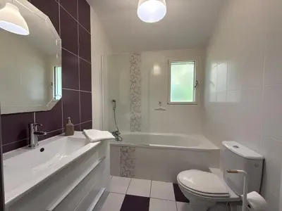 Salle de bains dans l'établissement Le Verger - Gite 8 personnes en campagne et rivière By Primo