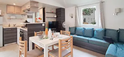 Cuisine ou kitchenette dans l'établissement Naphtase - MH334S - Pins Calmes - Ménage inclus