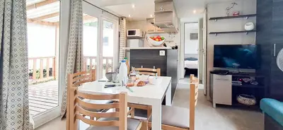 Cuisine ou kitchenette dans l'établissement Naphtase - MH334S - Pins Calmes - Ménage inclus