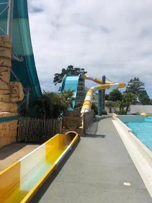 Piscine de l'établissement Détente en 4 étoiles jusque 6 personnes, selon la dispo ou située à proximité
