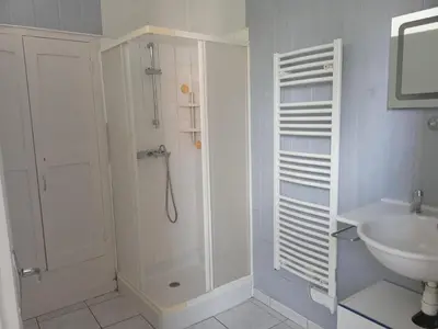 Salle de bains dans l'établissement Maison de bourg