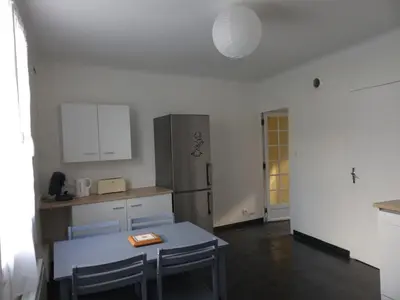 Cuisine ou kitchenette dans l'établissement Maison de bourg