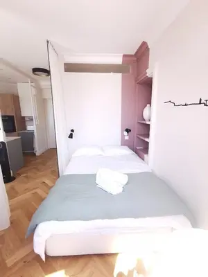 Un ou plusieurs lits dans un hébergement de l'établissement Magnifique studio avec vue sur les toits du Théatre Graslin et la place