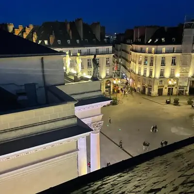 Magnifique studio avec vue sur les toits du Théatre Graslin et la place