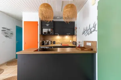 Cuisine ou kitchenette dans l'établissement Le Victoria - Proche de la Plage