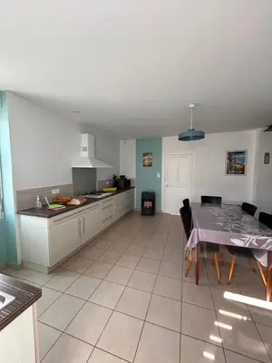Cuisine ou kitchenette dans l'établissement Maison de Famille La Bernerie