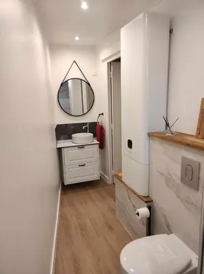 Salle de bains dans l'établissement Maison avec jardin proche plage de la source