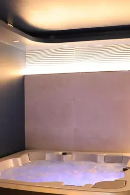 Un ou plusieurs lits dans un hébergement de l'établissement Suite Jacuzzi privatif Li Li et Rose