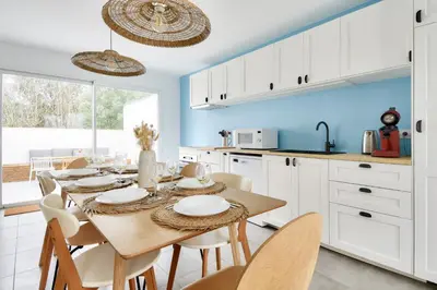 Cuisine ou kitchenette dans l'établissement Jolie maison pour 8 - 400m de la plage - terrasse