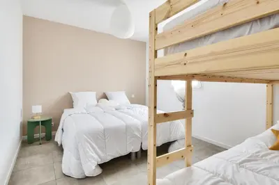 Un ou plusieurs lits dans un hébergement de l'établissement Jolie maison pour 8 - 400m de la plage - terrasse