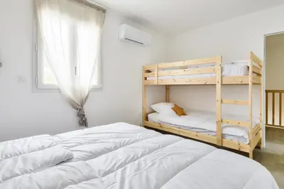 Un ou plusieurs lits dans un hébergement de l'établissement Jolie maison pour 8 - 400m de la plage - terrasse