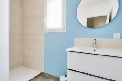 Salle de bains dans l'établissement Jolie maison pour 8 - 400m de la plage - terrasse