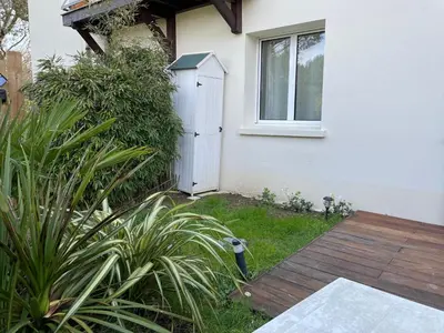 Jardin de l'établissement Logis Cosy plage à pied