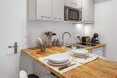 Cuisine ou kitchenette dans l'établissement Centre-ville - Fibre - Netflix - Studio la Loire