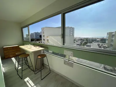 Balcon ou terrasse dans l'établissement Appartement lumineux 2 pièces, proche plage, parking inclus - FR-1-224C-339