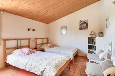 Un ou plusieurs lits dans un hébergement de l'établissement Maison pour 8 - 100 m de la plage - Jardin