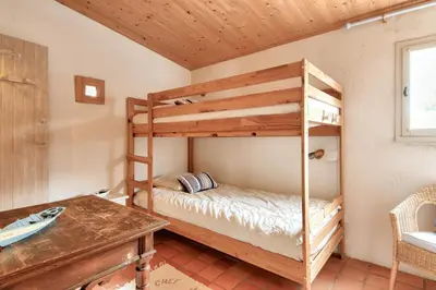 Un ou plusieurs lits dans un hébergement de l'établissement Maison pour 8 - 100 m de la plage - Jardin