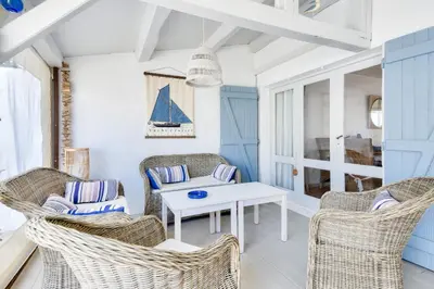 Coin salon dans l'établissement Maison pour 8 - 100 m de la plage - Jardin