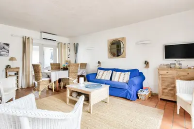 Télévision ou salle de divertissement dans l'établissement Maison pour 8 - 100 m de la plage - Jardin