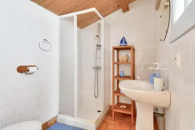 Salle de bains dans l'établissement Maison pour 8 - 100 m de la plage - Jardin