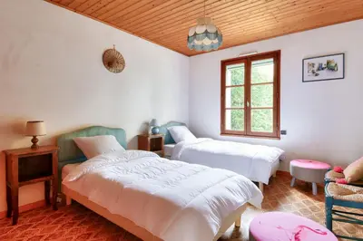 Un ou plusieurs lits dans un hébergement de l'établissement Maison avec jardin à 400m de la plage des Sableaux