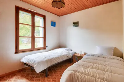 Un ou plusieurs lits dans un hébergement de l'établissement Maison avec jardin à 400m de la plage des Sableaux