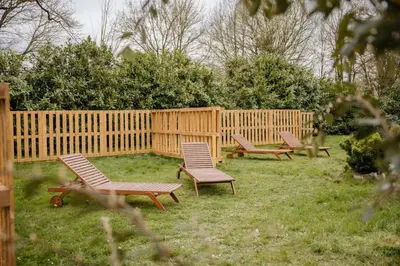 Jardin de l'établissement Les Gîtes de la Cour au Mercier